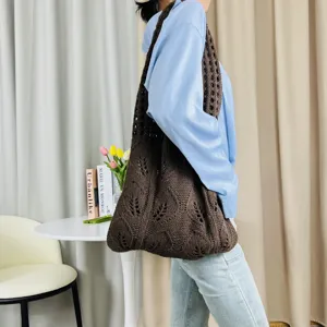 Detailaufnahme einer stilvollen braunen Häkel-Umhängetasche für lässige Alltagslooks.