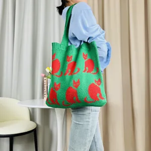 Grüne gestrickte Tragetasche mit roten Katzenmustern für Damen stilvolle Schultertasche.