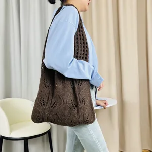 Braune geflochtene Schultertasche aus Strick mit Netzmuster für Alltag und Freizeit.