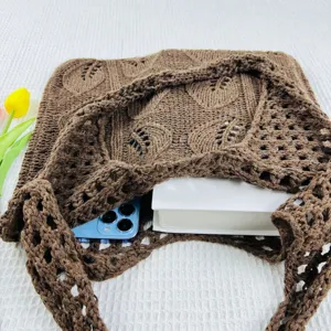 Detailaufnahme der braunen Strick-Shopper-Tasche, Lässige Schultertasche mit Muster.