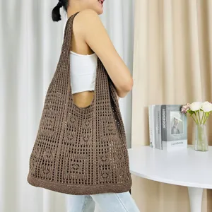 Braune gehäkelte Strick-Tasche Detail, hohle Mesh Schulter Strandtasche für Damen Alltag.