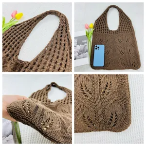 Braune gestrickte hohle Tote Bag Detailansicht mit feinem Blattmuster und Häkelstruktur.