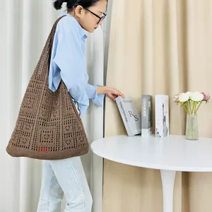 Braune gestreickte Häkel-Tasche Detail, Mesh Schultertasche für lässigen Alltag und Strand.