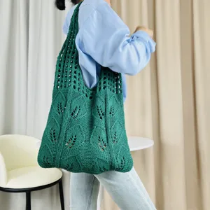 Dunkelgrüne gestrickte hohle Umhängetasche Detailansicht, lässiges gewebtes Handtaschendesign.