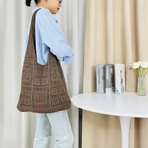 Braune Häkel-Tasche, Strick Schultertasche, lässige hohle Mesh Strandtasche für Damen.