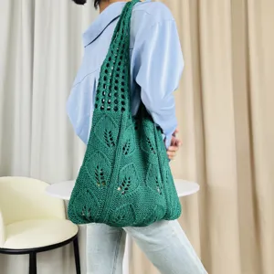 Dunkelgrüne Strick-Tote-Bag mit Lochmuster, lässige gewebte Schultertasche für den Alltag.