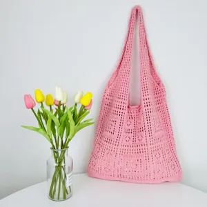 Rosa Häkelstrick Handtasche Detailansicht, lässige hohle Strand Umhängetasche für Damen.