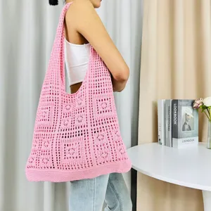 Rosa gestrickte Netz-Tasche Detail mit hohler Webtextur und bequemem Schultergurt.