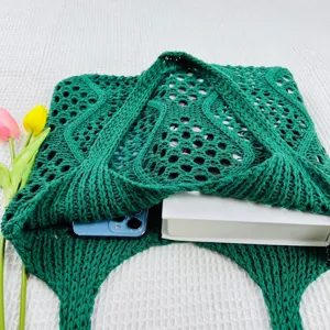 Detailaufnahme der grünen Strick-Netztasche mit hohlem Design und geräumigem Innenraum.