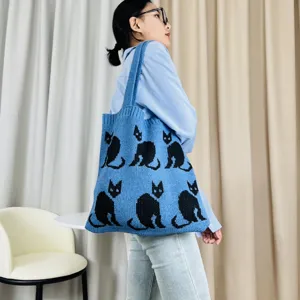 Blaue Strick-Tasche mit süßem schwarzem Katzenmuster, ideal für den Alltag und lässige Looks.