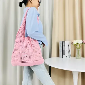 Rosa gestrickte hohle Tote Tasche, stilvolle gewebte Umhängetasche für Alltag und Strand.