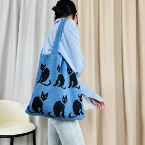Detailansicht der gestrickten Tragetasche mit Katzenmuster für Damen Alltagsmode.
