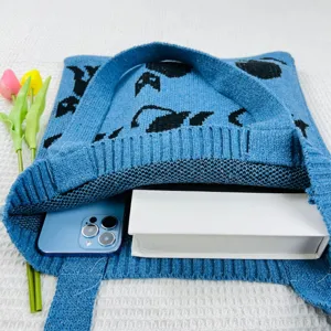 Detailansicht der blauen Strick-Tasche mit Katzenmuster und praktischer Innentaschengröße.
