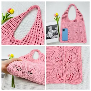 Detailansicht der rosa gestrickten, ausgehöhlten Tasche mit feinem Blattmuster und Riemen.