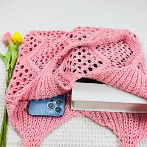 Nahaufnahme der rosa gestrickten ausgehöhlten Strand-Tasche mit atmungsaktivem Netzgewebe.