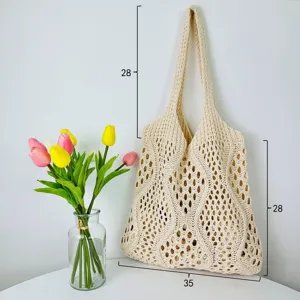 Detailansicht der beige ausgehöhlten Strick-Tasche mit klaren Größenangaben zur Auswahl.
