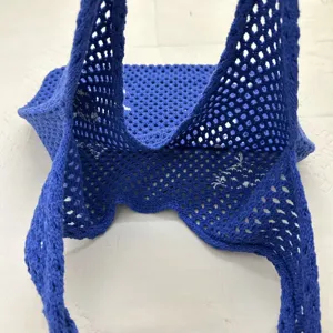 Blaue gestrickte Mesh-Tragetasche, lässige hohle Schultertasche für Damen im täglichen Leben.
