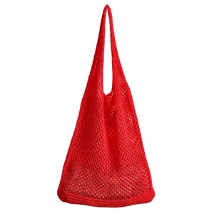 Rote Strick-Netz-Umhängetasche Detail, stilvolles hohles Design für den täglichen Strand.
