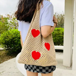 Geklauftes Strick-Tragetasche mit rotem Herzmuster, lässige Schultertasche für den Alltag.