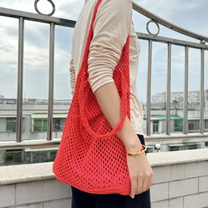 Rote Strick Mesh Umhängetasche Detailansicht, lässige Häkel Strandtasche für den Alltag.