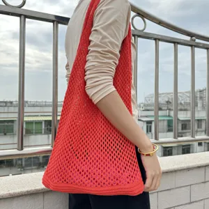 Rote Strick-Hohlschultertasche, lässige Strand-Tragetasche für den täglichen Gebrauch.