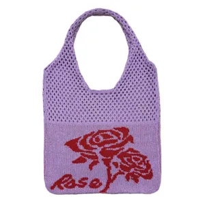 Nahaufnahme einer lila Stricktasche mit gewebtem rotem Rosenmuster und feinem Lochmuster.