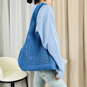 Blaue geflochtene Häkel-Tasche Detailansicht, lässige Damen Schultertasche mit Lochmuster.