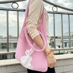 Rosa gestrickte Schultertasche Shopper mit weißem Hasenmuster, lässige große geflochtene Tasche.
