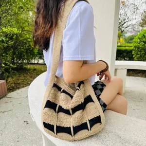 Modische gestrickte Schultertasche mit strukturiertem Streifenmuster für Damen.
