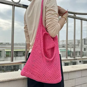 Rosa genähte Mesh-Umhängetasche Detailansicht, lässiges hohles Design für Strand und den Alltag.