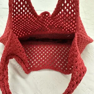 Rote gestrickte Netztasche für Damen, lässige Häkel-Shopper Tasche, stilvolle Sommer Strandtasche.