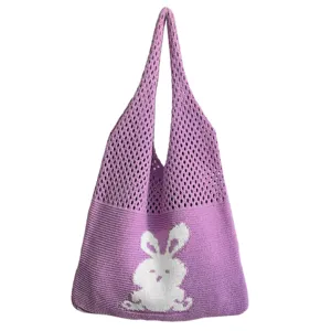 Nahaufnahme des violetten Strick-Tragetaschen-Details mit einem niedlichen weißen Hasen-Motiv.
