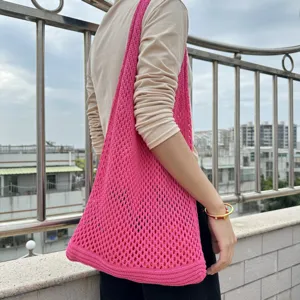 Rosa Strick Netz Schultertasche Detailansicht, lässige ausgehöhlte Strandtasche für Damen.