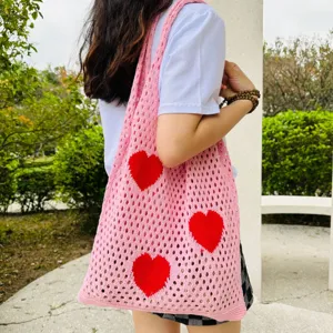 Rosa Strick Shopper Tasche mit rotem Herzmuster, lässige Schultertasche für den Alltag.