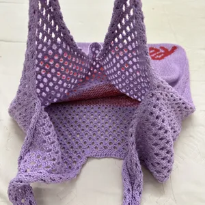 Detailansicht einer violetten gestrickten Loch-Tote-Bag mit rotem Rosenmuster für Damen.