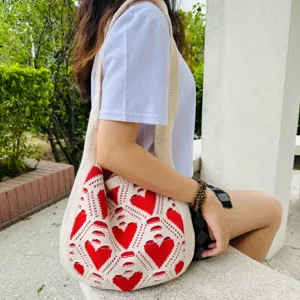 Bolso de hombro de punto chic con diseño de corazón rojo, ideal para un estilo casual diario.