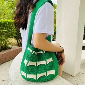 Gruene Strick Tote Bag Schultertasche Detailansicht mit strukturierter Stoffoberflaeche.