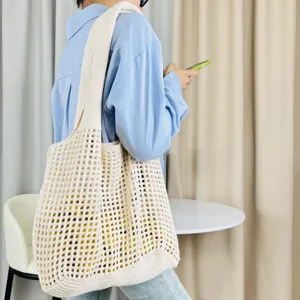 Beigefarbene Strick-Netz-Tasche, lässige hohle Häkel-Schultertasche für Damen im Alltag.