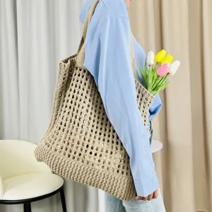 Gekloppelte ausgehohlte Tragetasche Detail, beiger gewobener Schultertasche Look.