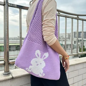 Violette gestrickte Tasche mit weißem Hasenmuster, lässige Schulter-Stricktasche für Damen.