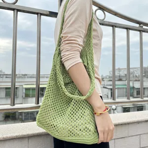 Detailaufnahme einer grünen gestrickten Netztasche für den lässigen Alltagslook.