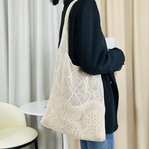 Beige geflochtene Hohlraum-Schultertasche für Damen, lässige Netztasche, große Kapazität.
