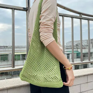 Grüne Strick-Hohltasche, lässige Häkel-Strandtasche, minimalistische koreanische Alltags-Handtasche.