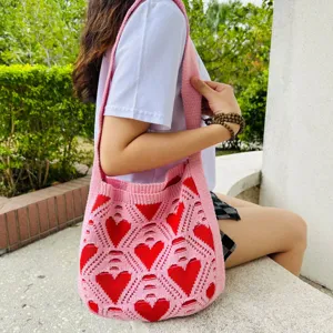 Bolso tote de punto rosa con corazon rojo, elegante bolso de hombro informal para mujer.