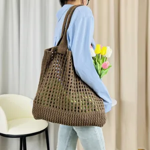 Detailansicht der braunen gestrickten Netztasche, die den Alltagsstil zeigt.