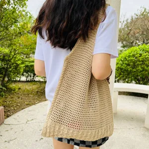 Beige Strick Häkel Schulter Tote Tasche Detailansicht, lässige gewebte Alltagstasche.