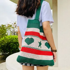 Gestrickte Schulter-Totetasche mit bunten Streifen, lässige Damen Stricktasche Alltag.