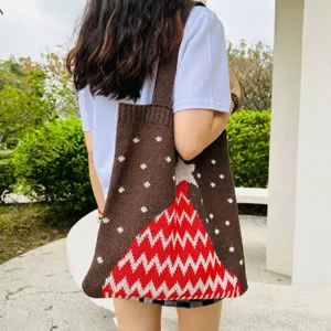 Gestrickte Weihnachtsmotiv-Tragetasche, braune Schultertasche mit Schneeflocken für den Alltag.