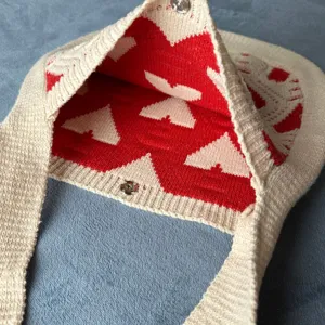 Bolso de hombro tejido de punto para mujer, elegante bolso casual con corazón rojo.