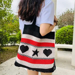 Modische Strick-Shopper-Tasche mit auffälligen Streifen in Schwarz, Rot und Herzen.